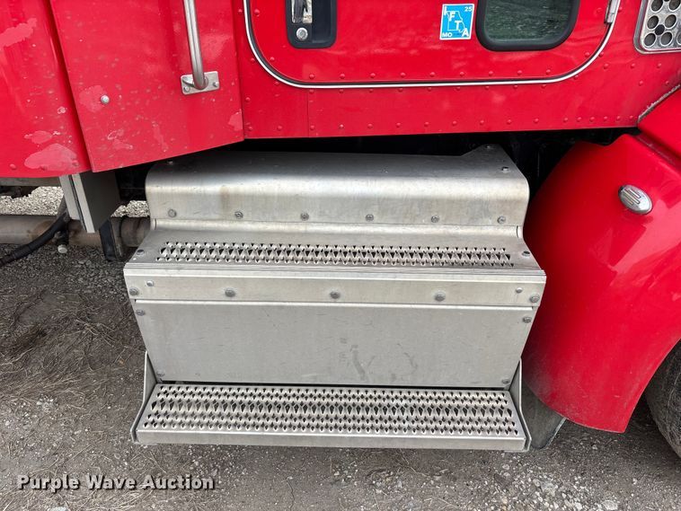 image for item FB3600 2013 Peterbilt 386 semi truck