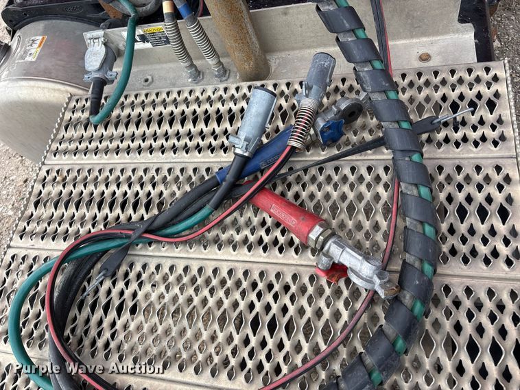 image for item FB3600 2013 Peterbilt 386 semi truck