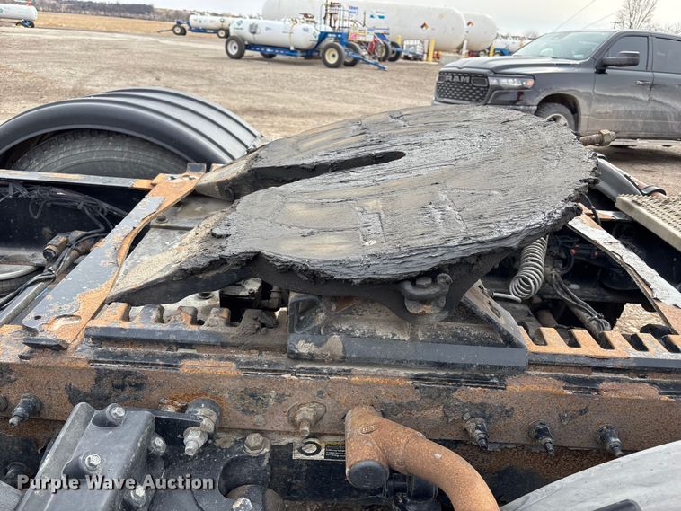 image for item FB3600 2013 Peterbilt 386 semi truck