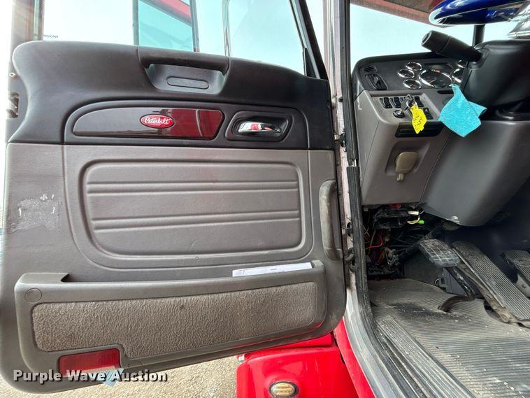 image for item FB3600 2013 Peterbilt 386 semi truck