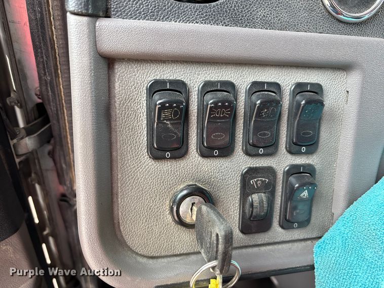 image for item FB3600 2013 Peterbilt 386 semi truck