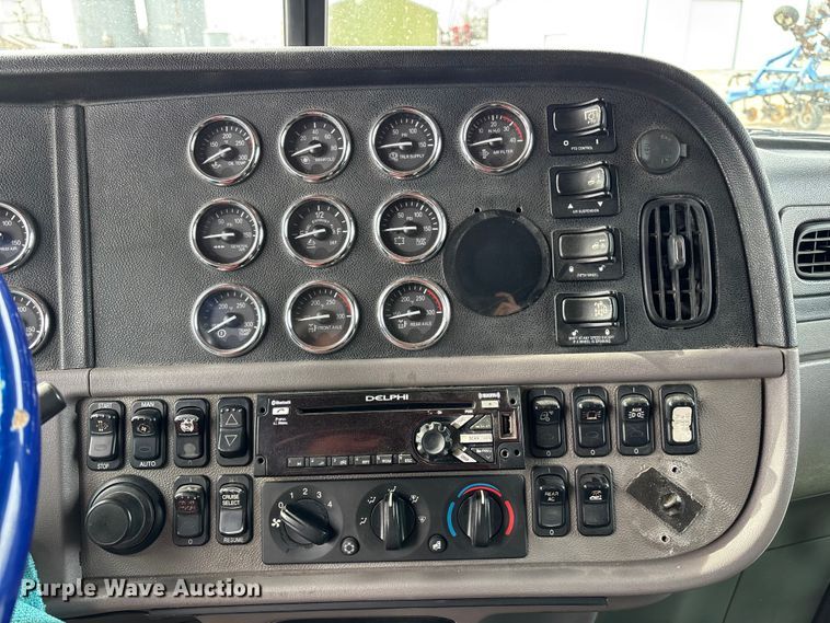 image for item FB3600 2013 Peterbilt 386 semi truck