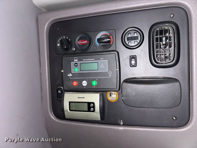 image for item FB3600 2013 Peterbilt 386 semi truck