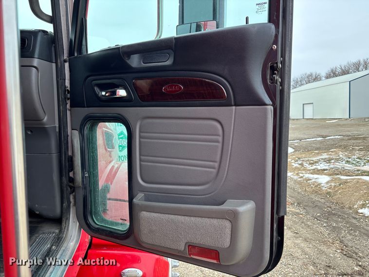 image for item FB3600 2013 Peterbilt 386 semi truck