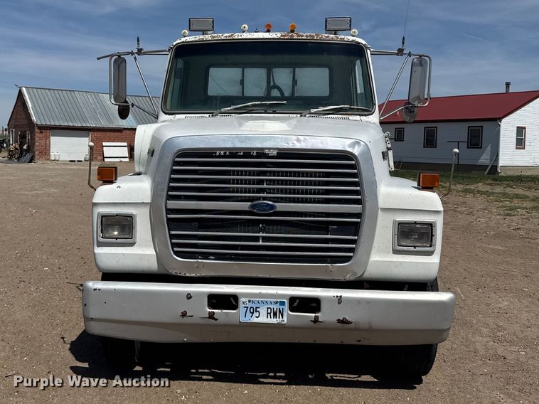 image for item FB7132 1989 Ford LN9000 semi truck