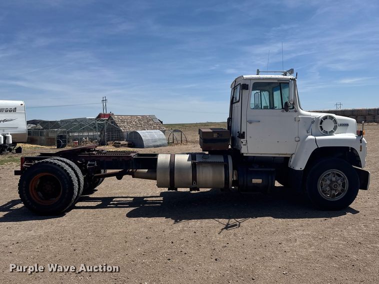 image for item FB7132 1989 Ford LN9000 semi truck
