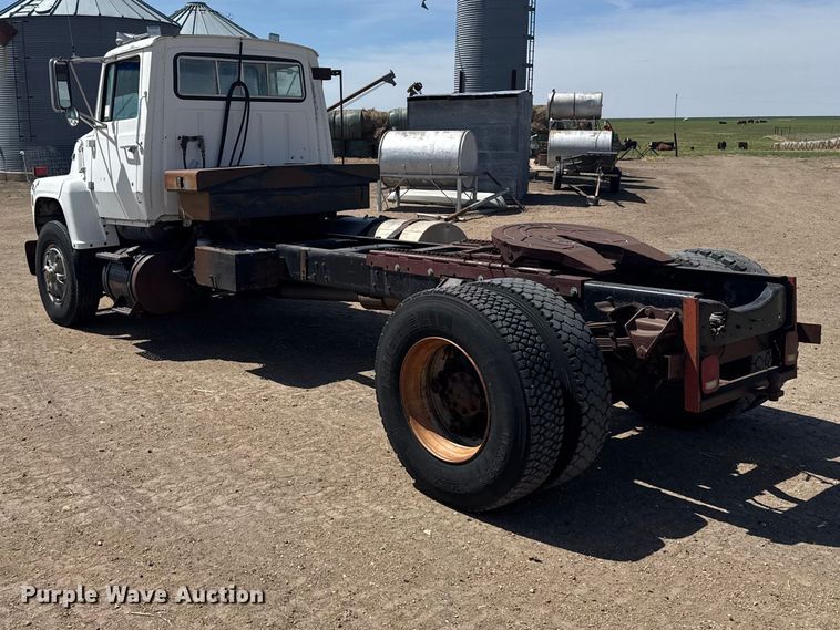 image for item FB7132 1989 Ford LN9000 semi truck