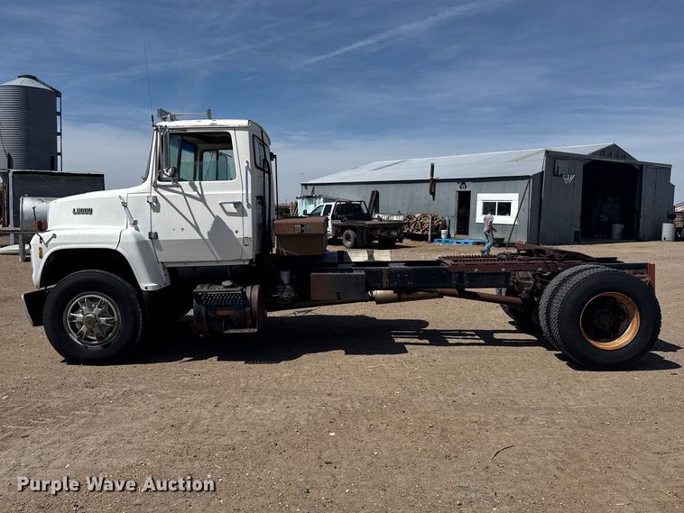 image for item FB7132 1989 Ford LN9000 semi truck