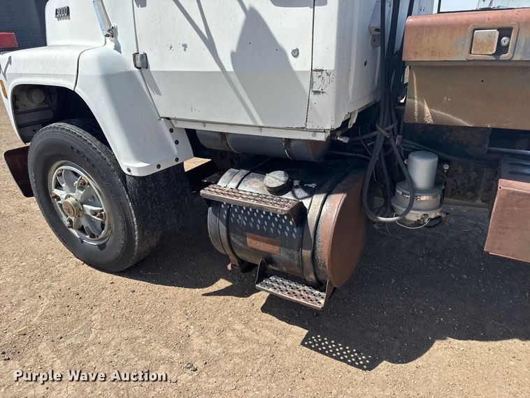 image for item FB7132 1989 Ford LN9000 semi truck