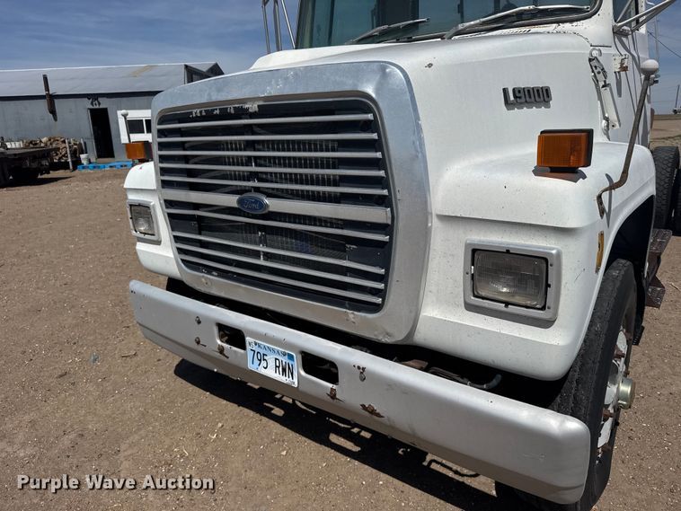 image for item FB7132 1989 Ford LN9000 semi truck