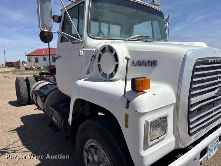 image for item FB7132 1989 Ford LN9000 semi truck