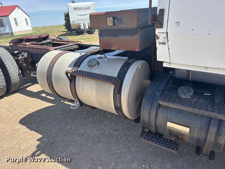 image for item FB7132 1989 Ford LN9000 semi truck