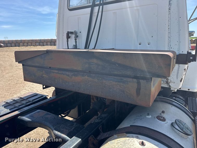 image for item FB7132 1989 Ford LN9000 semi truck