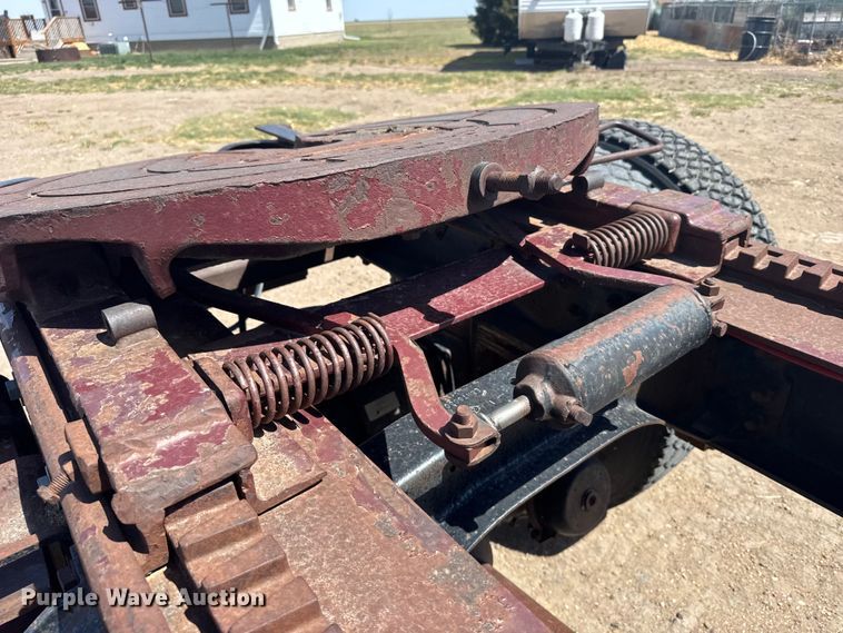 image for item FB7132 1989 Ford LN9000 semi truck