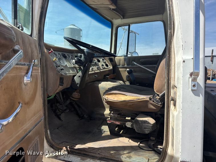 image for item FB7132 1989 Ford LN9000 semi truck