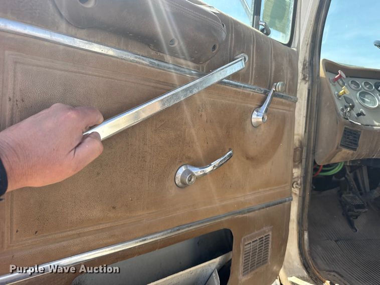 image for item FB7132 1989 Ford LN9000 semi truck