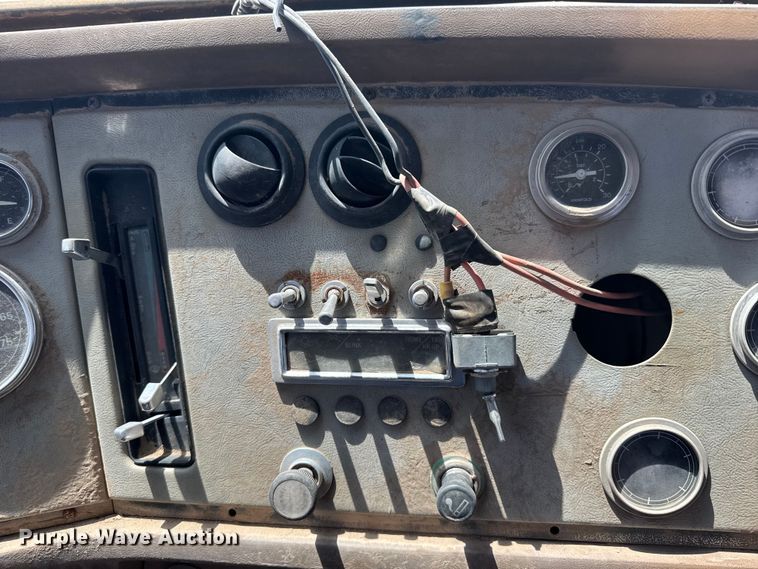 image for item FB7132 1989 Ford LN9000 semi truck