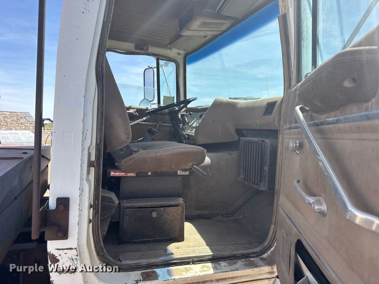 image for item FB7132 1989 Ford LN9000 semi truck