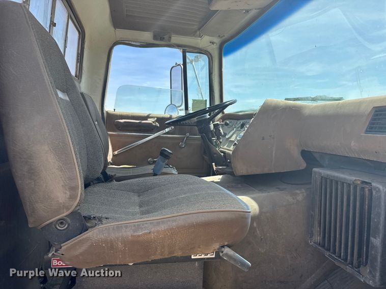 image for item FB7132 1989 Ford LN9000 semi truck