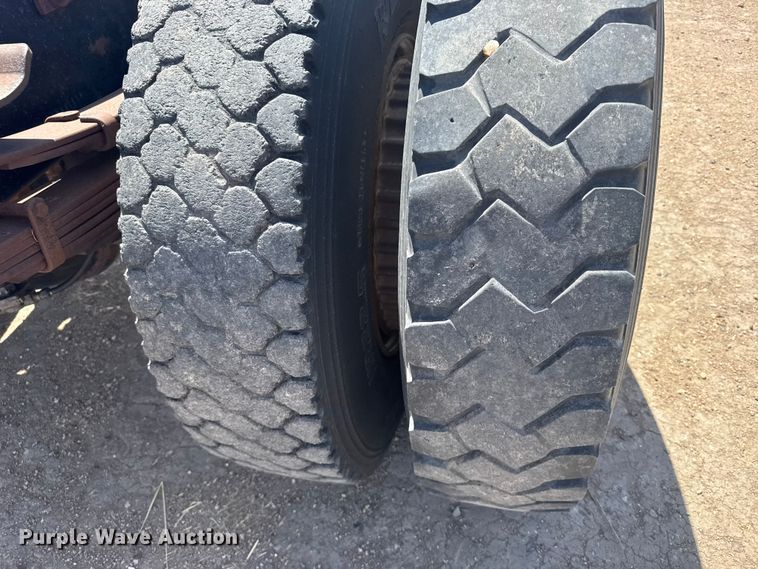 image for item FB7132 1989 Ford LN9000 semi truck