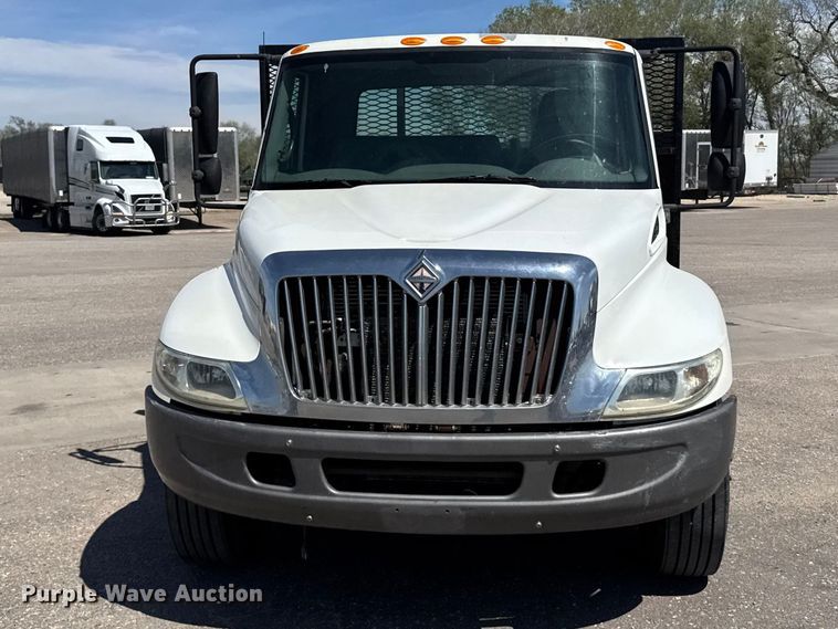 image for item FB7173 2005 International 4300 flatbed truck