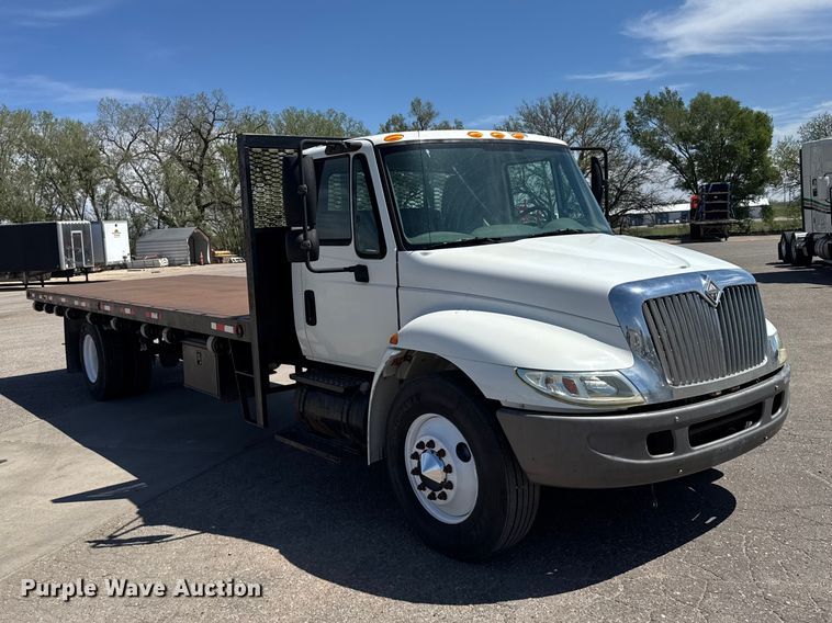 image for item FB7173 2005 International 4300 flatbed truck