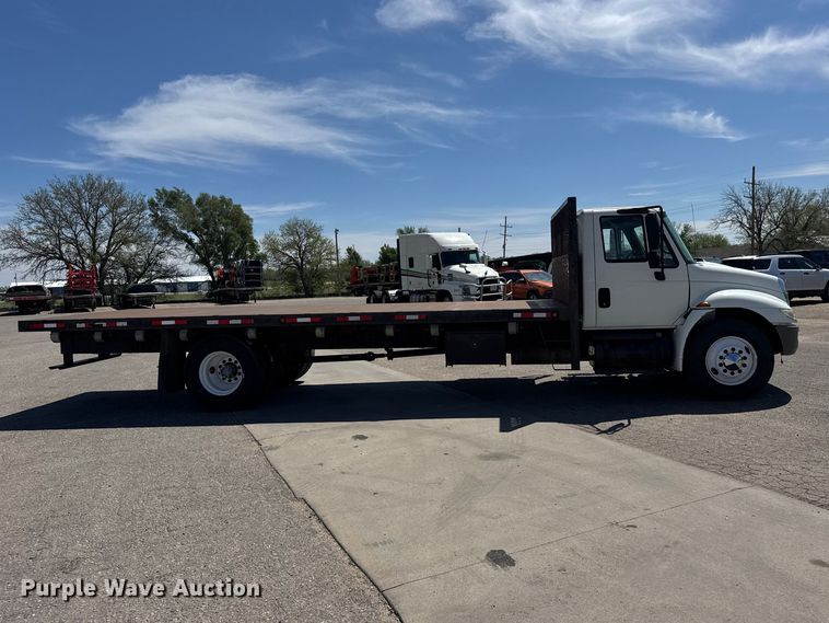 image for item FB7173 2005 International 4300 flatbed truck
