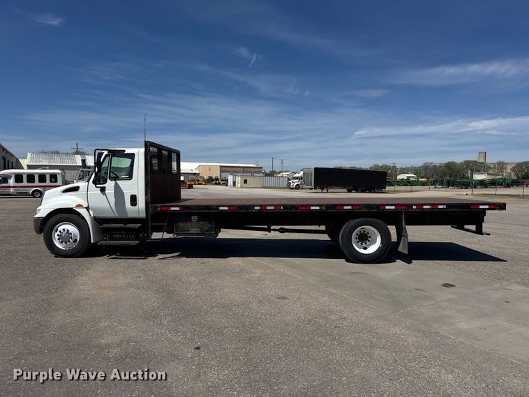 image for item FB7173 2005 International 4300 flatbed truck