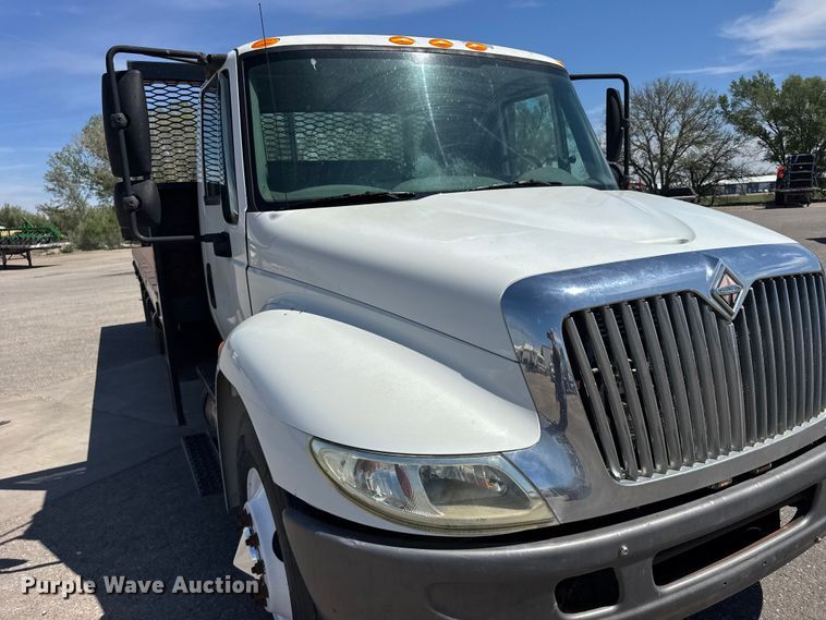 image for item FB7173 2005 International 4300 flatbed truck