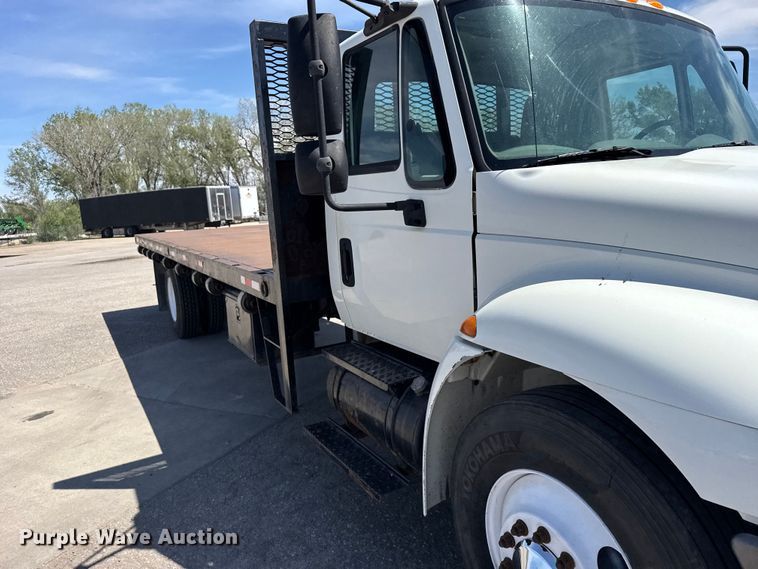 image for item FB7173 2005 International 4300 flatbed truck
