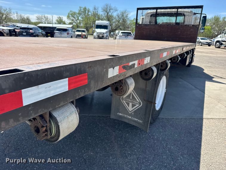 image for item FB7173 2005 International 4300 flatbed truck