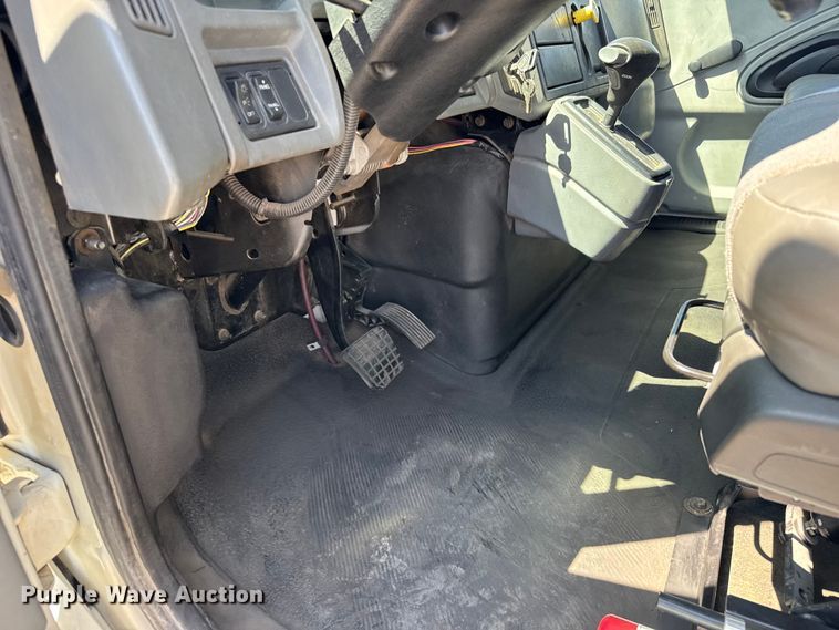 image for item FB7173 2005 International 4300 flatbed truck