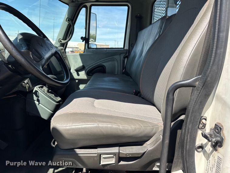 image for item FB7173 2005 International 4300 flatbed truck