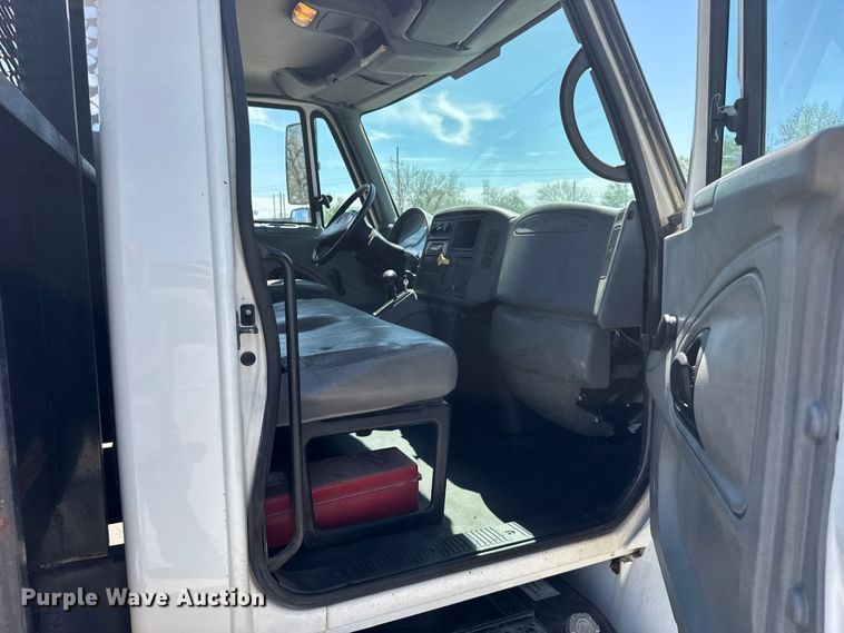 image for item FB7173 2005 International 4300 flatbed truck