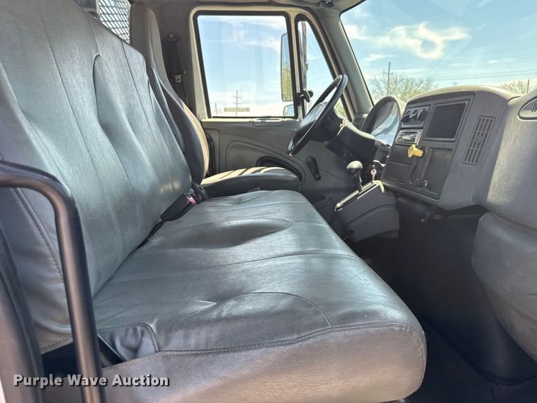 image for item FB7173 2005 International 4300 flatbed truck