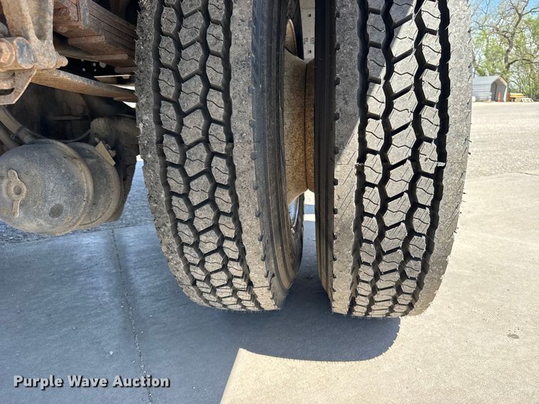 image for item FB7173 2005 International 4300 flatbed truck