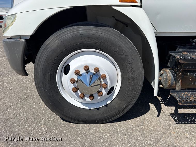 image for item FB7173 2005 International 4300 flatbed truck