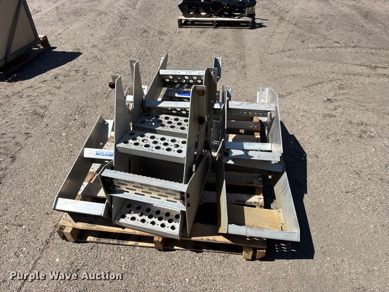 image for item FB7180 Truck steps