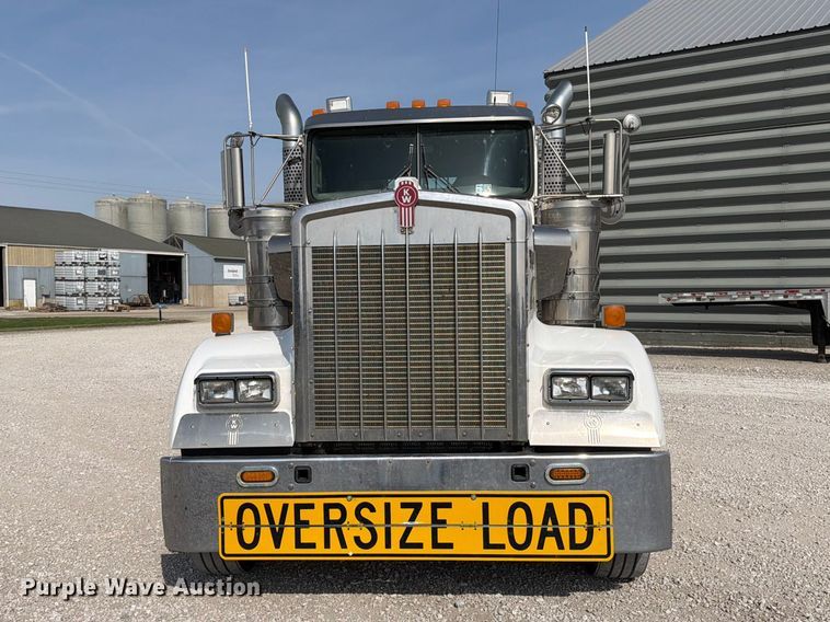 image for item FB8033 2010 Kenworth W900 semi truck