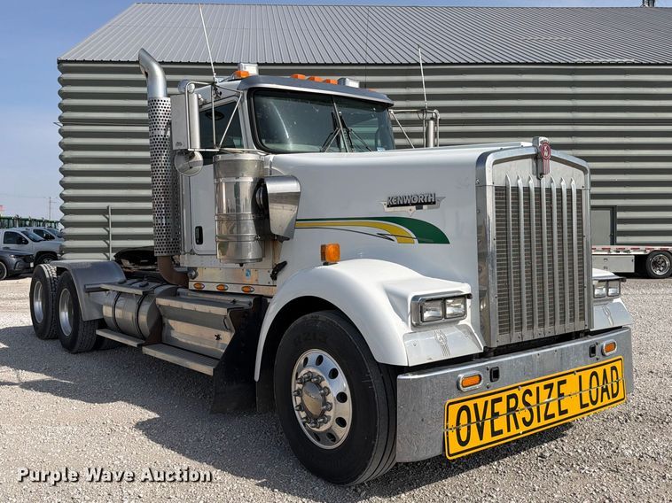image for item FB8033 2010 Kenworth W900 semi truck