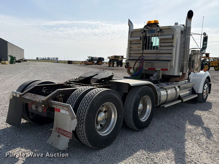 image for item FB8033 2010 Kenworth W900 semi truck