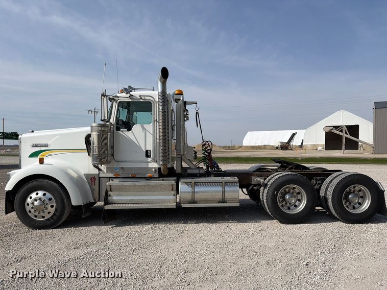 image for item FB8033 2010 Kenworth W900 semi truck