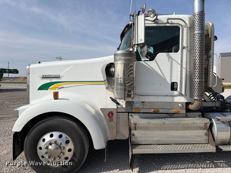 image for item FB8033 2010 Kenworth W900 semi truck
