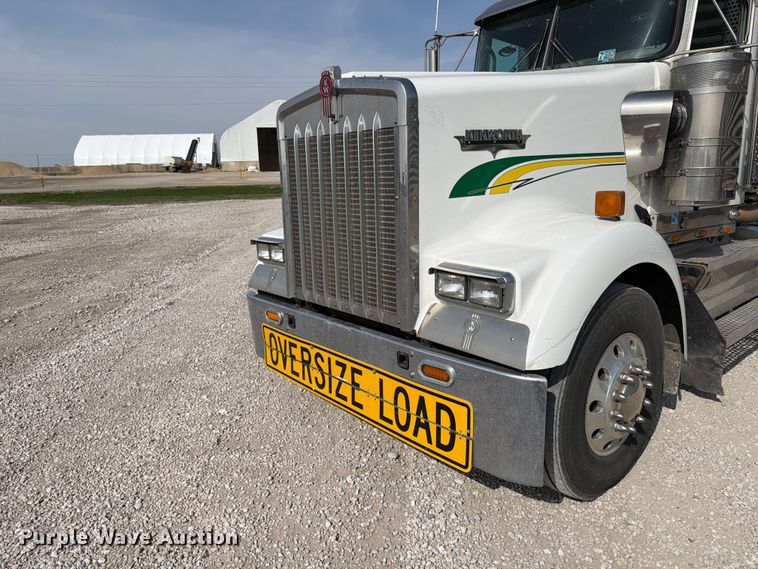 image for item FB8033 2010 Kenworth W900 semi truck