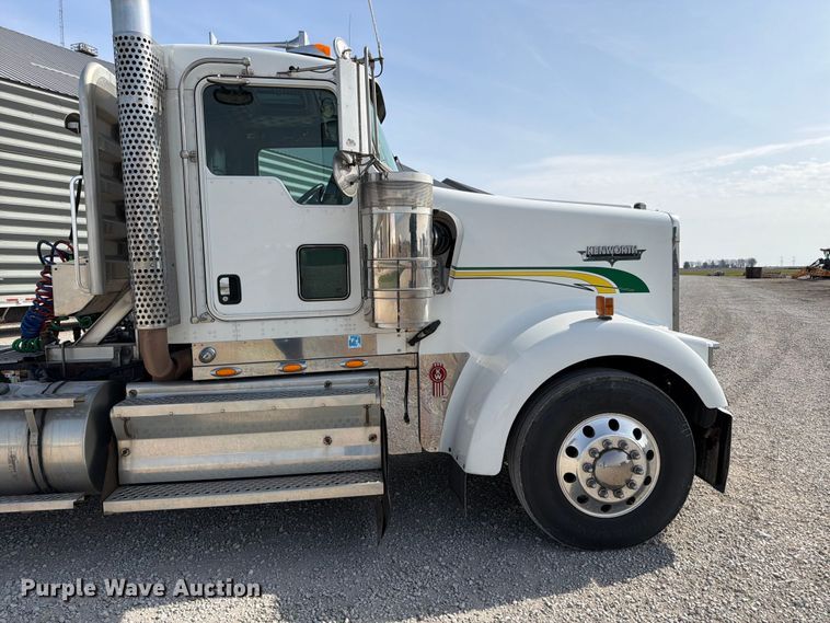 image for item FB8033 2010 Kenworth W900 semi truck