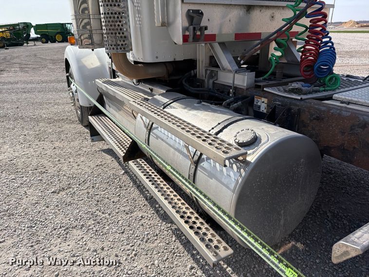 image for item FB8033 2010 Kenworth W900 semi truck