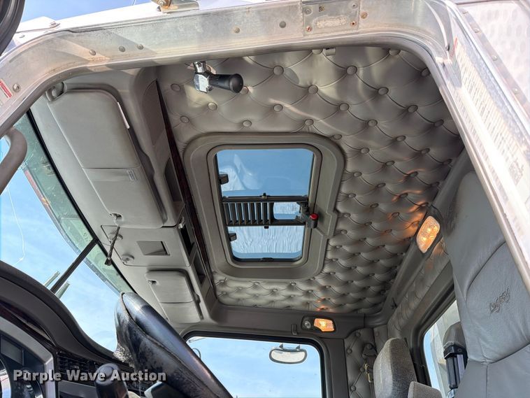 image for item FB8033 2010 Kenworth W900 semi truck