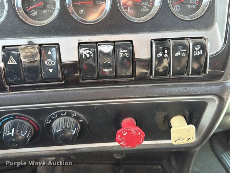 image for item FB8033 2010 Kenworth W900 semi truck