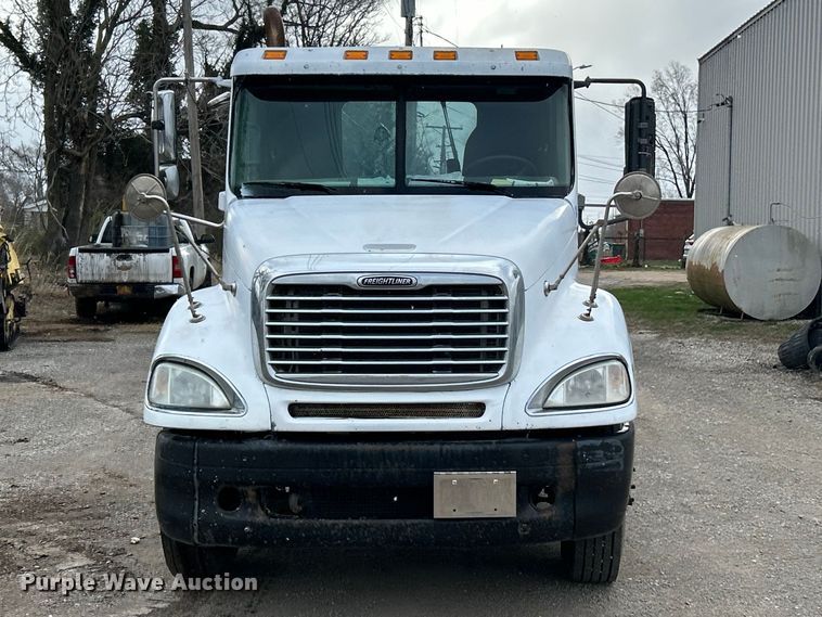 image for item FC5204 2006 Freightliner Columbia semi truck
