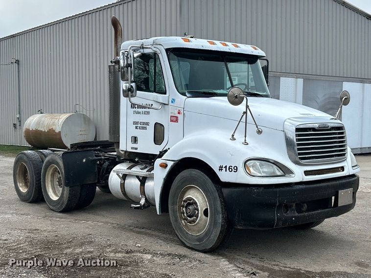 image for item FC5204 2006 Freightliner Columbia semi truck